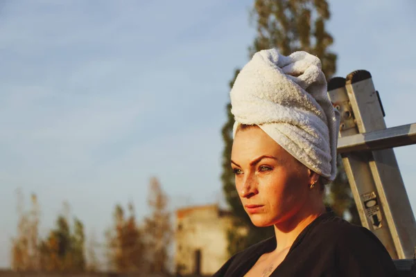 Portrait Beautiful Girl Freckles Close Warm Sunset Light Black Robe —  Fotos de Stock