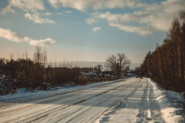 Hermoso Paisaje Invierno Blanco Camino Entre Los Árboles Cielo Azul —  Fotos de Stock