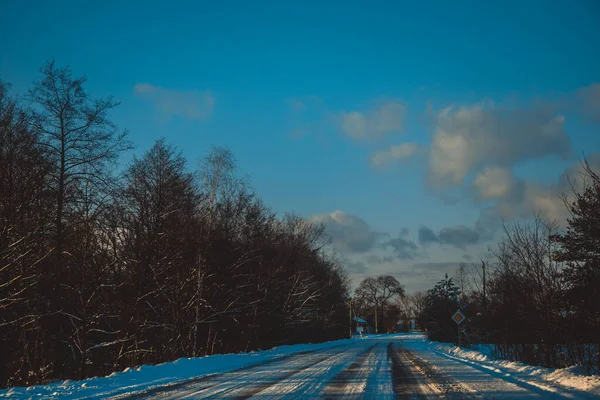 Güzel Kış Manzarası Ağaçların Arasındaki Beyaz Yol Mavi Gökyüzü Bulutlu — Stok fotoğraf