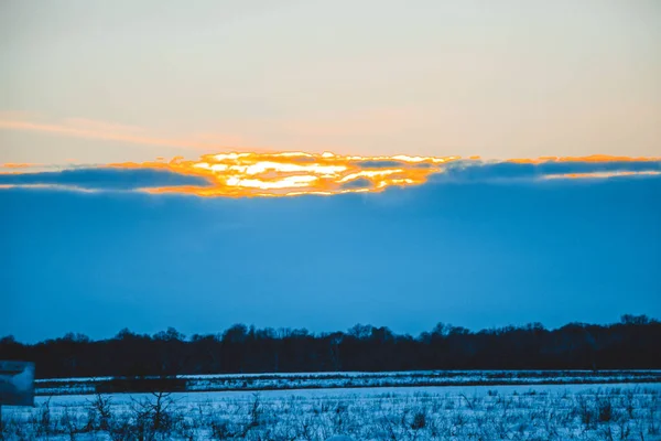 Hermoso Paisaje Invierno Puesta Sol Con Nubes Bosque Distancia Campo —  Fotos de Stock