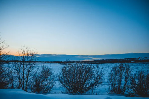 Wunderschöne Winterlandschaft Sonnenuntergang Mit Wolken Wald Der Ferne Feld Und — Stockfoto