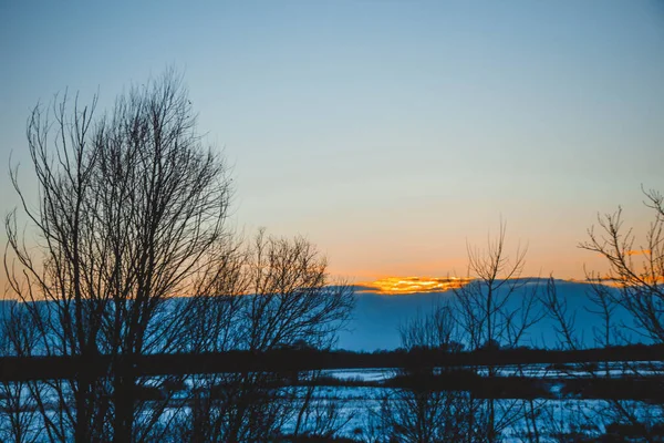 Hermoso Paisaje Invierno Puesta Sol Con Nubes Bosque Distancia Campo —  Fotos de Stock