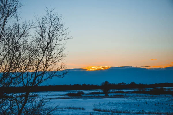 Wunderschöne Winterlandschaft Sonnenuntergang Mit Wolken Wald Der Ferne Feld Und — Stockfoto