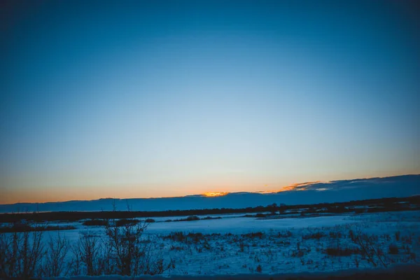 Hermoso Paisaje Invierno Puesta Sol Con Nubes Bosque Distancia Campo —  Fotos de Stock