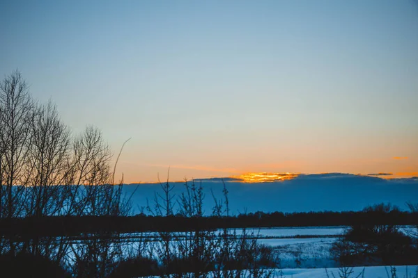 Hermoso Paisaje Invierno Puesta Sol Con Nubes Bosque Distancia Campo —  Fotos de Stock