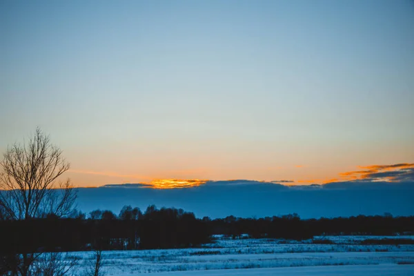 Hermoso Paisaje Invierno Puesta Sol Con Nubes Bosque Distancia Campo —  Fotos de Stock