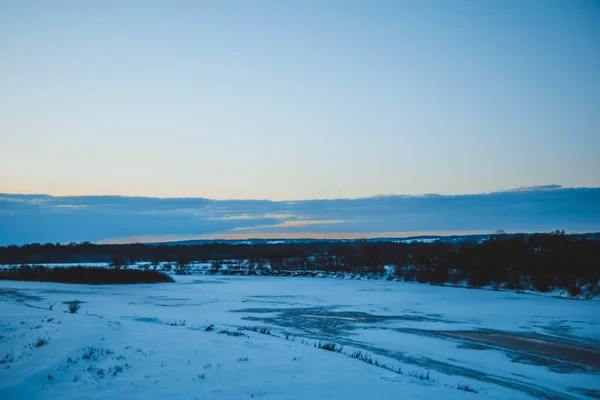 Hermoso Paisaje Invierno Puesta Sol Con Nubes Bosque Distancia Campo —  Fotos de Stock