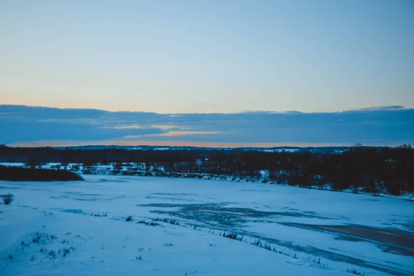 Piękny Zimowy Krajobraz Zachód Słońca Chmurami Las Oddali Pole Drzewa — Zdjęcie stockowe