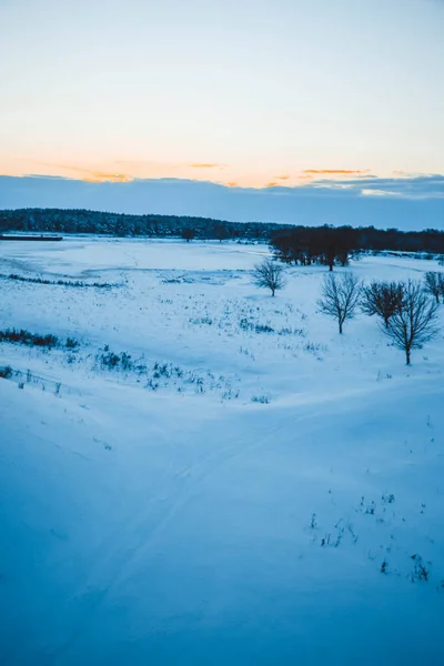 Hermoso Paisaje Invierno Puesta Sol Con Nubes Bosque Distancia Campo —  Fotos de Stock