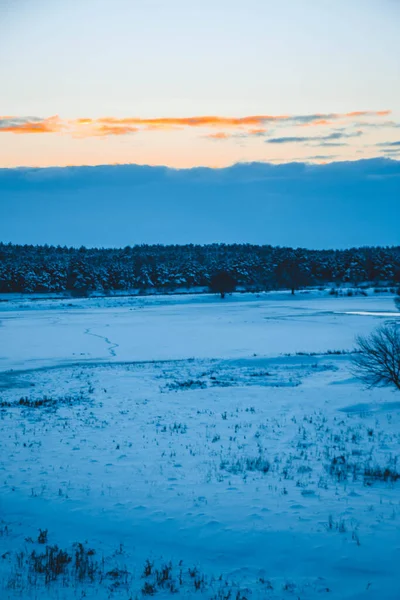 Hermoso Paisaje Invierno Puesta Sol Con Nubes Bosque Distancia Campo —  Fotos de Stock