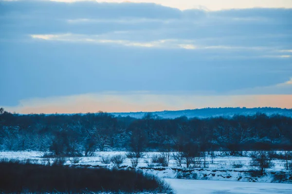 Hermoso Paisaje Invierno Puesta Sol Con Nubes Bosque Distancia Campo —  Fotos de Stock