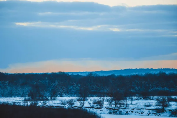 Bela Paisagem Inverno Pôr Sol Com Nuvens Floresta Distância Campo — Fotografia de Stock