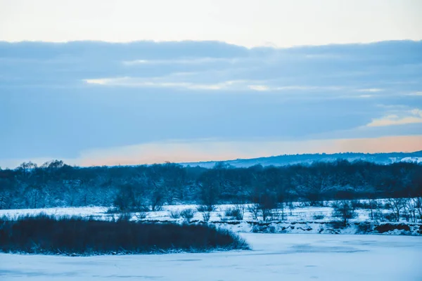 Bela Paisagem Inverno Pôr Sol Com Nuvens Floresta Distância Campo — Fotografia de Stock