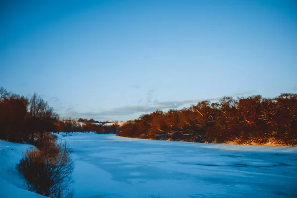 Zimowy Las Nad Rzeką Zachodzie Słońca Kolorowy Krajobraz Śnieżnymi Drzewami — Zdjęcie stockowe