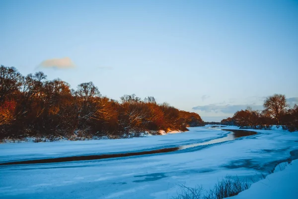 Winterwald Fluss Bei Sonnenuntergang Bunte Landschaft Mit Schneebedeckten Bäumen Schöner — Stockfoto