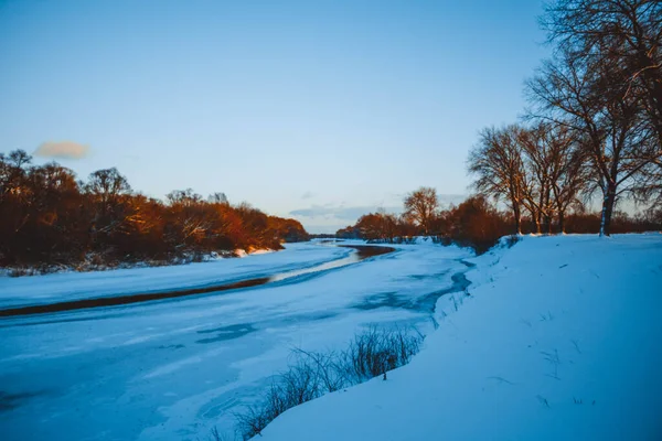 Winterwald Fluss Bei Sonnenuntergang Bunte Landschaft Mit Schneebedeckten Bäumen Schöner — Stockfoto