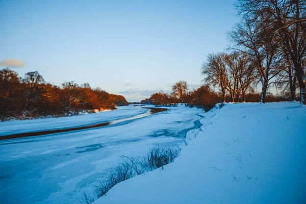 Forêt Hivernale Sur Rivière Coucher Soleil Paysage Coloré Avec Des — Photo