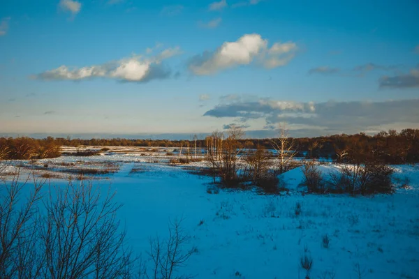 Krásná Zimní Krajina Západ Slunce Mraky Les Dálce Pole Stromy — Stock fotografie