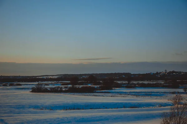 Hermoso Paisaje Invierno Puesta Sol Con Nubes Bosque Distancia Campo —  Fotos de Stock