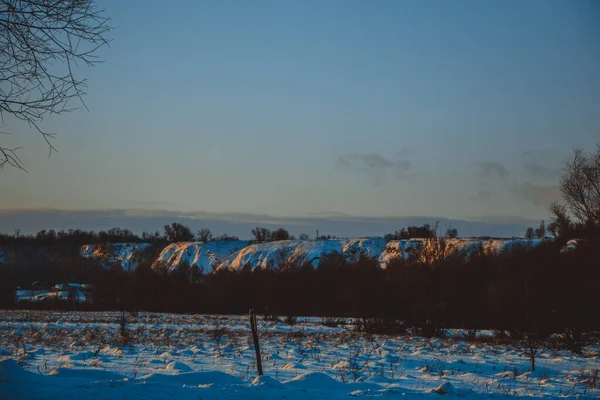 Bela Paisagem Inverno Pôr Sol Com Nuvens Floresta Distância Campo — Fotografia de Stock