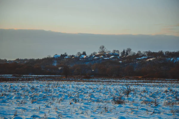 Hermoso Paisaje Invierno Puesta Sol Con Nubes Bosque Distancia Campo —  Fotos de Stock