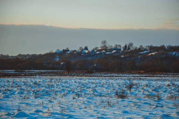 Bela Paisagem Inverno Pôr Sol Com Nuvens Floresta Distância Campo — Fotografia de Stock