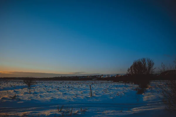 Piękny Zimowy Krajobraz Zachód Słońca Chmurami Las Oddali Pole Drzewa — Zdjęcie stockowe