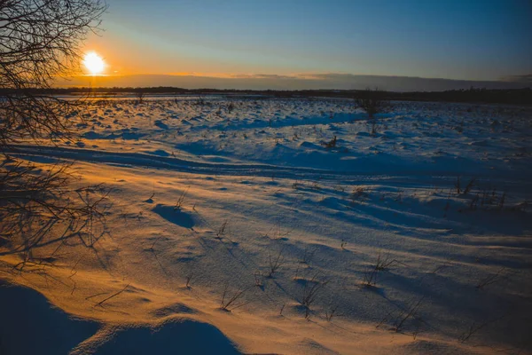 Krásná Zimní Krajina Západ Slunce Mraky Les Dálce Pole Stromy — Stock fotografie
