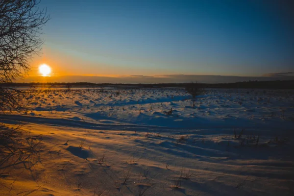 Wunderschöne Winterlandschaft Sonnenuntergang Mit Wolken Wald Der Ferne Feld Und — Stockfoto