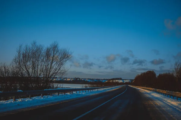 Bela Paisagem Inverno Estrada Branca Entre Árvores Céu Azul Com — Fotografia de Stock