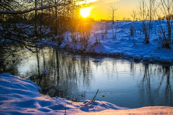Schnee Fällt Auf Einen Fluss Mit Schneebedeckten Ufern Baumzweige Über — Stockfoto