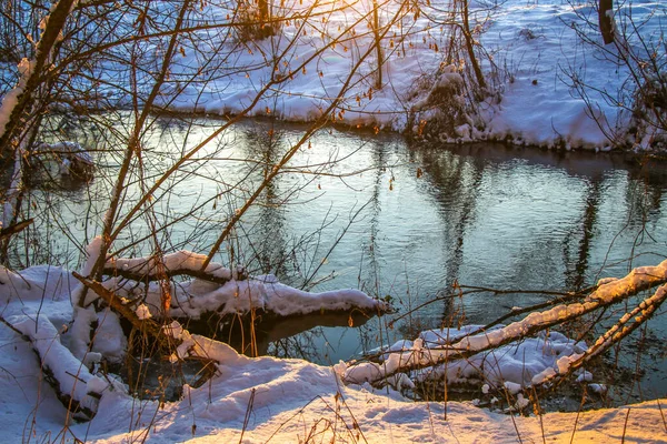Śnieg Pada Rzece Zaśnieżonymi Brzegami Gałęzie Drzew Nad Wodą Słoneczny — Zdjęcie stockowe