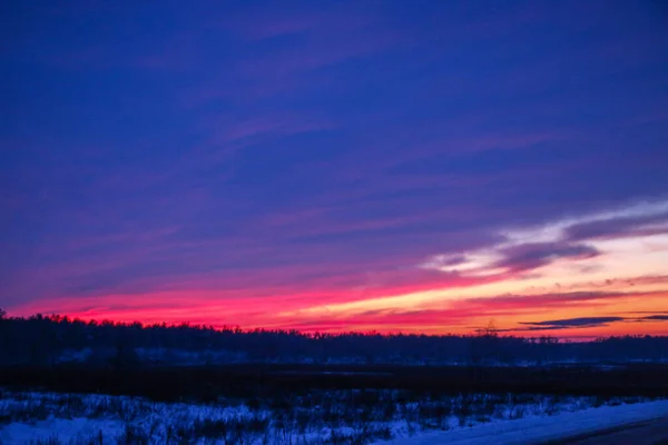 Inverno Paesaggio Tramonto Con Alberi Strada Campo Tramonto Invernale Rosso — Foto Stock