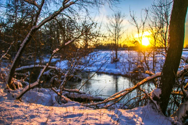 Neige Tombant Sur Une Rivière Avec Des Berges Enneigées Branches — Photo