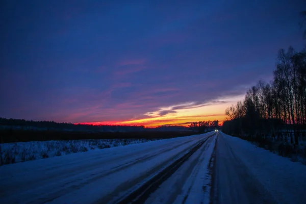 Paisaje Invierno Atardecer Con Árboles Carretera Puesta Sol Invierno Rojo —  Fotos de Stock