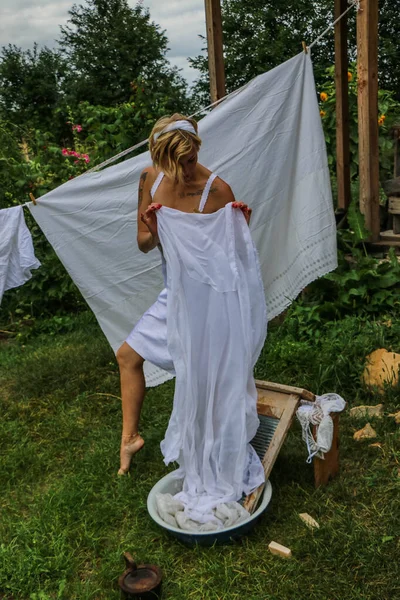 Висушена Білизна Молода Красива Жінка Миє Одяг Вішає Одяг Відкритому — стокове фото