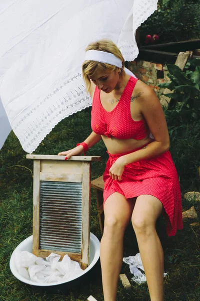 Drooggoed Jonge Mooie Sexy Vrouw Wast Kleren Hangt Ondergoed Buiten — Stockfoto