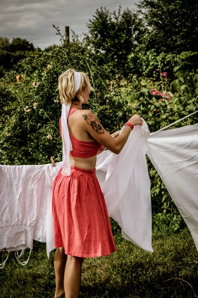 Drooggoed Jonge Mooie Sexy Vrouw Wast Kleren Hangt Ondergoed Buiten — Stockfoto