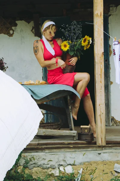 Mooie Jonge Vrouw Rode Kleren Houdt Een Pot Met Een — Stockfoto