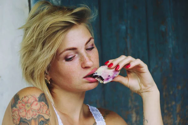 Retrato Una Divertida Mujer Rubia Sexy Con Pelo Rubio Comiendo —  Fotos de Stock