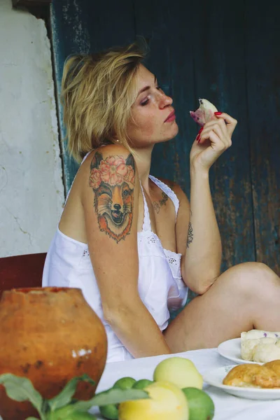 Portret Van Een Grappige Sexy Blonde Vrouw Met Blond Haar — Stockfoto