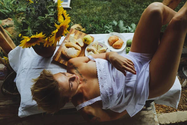 Retrato Uma Bela Menina Engraçada Sexy Loira Deitada Mesa Cozinha — Fotografia de Stock