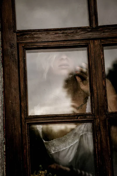 Art Portret Pięknej Młodej Kobiety Patrząc Smutno Przez Stare Okno — Zdjęcie stockowe