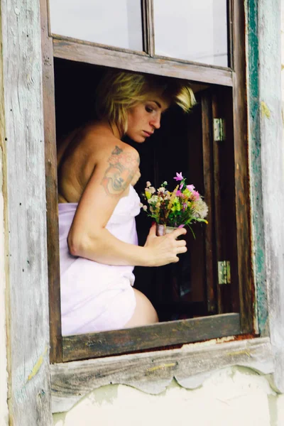 아름다운 여성의 초상화 밖으로 삐걱거리는 Grunge 스타일 창턱에 — 스톡 사진