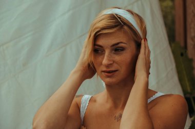 Kurutulmuş çamaşır. Genç, güzel, seksi bir kadın güneşli bir günde çamaşırlarını yıkar ve iç çamaşırlarını dışarı asar. siyah beyaz fotoğraf.