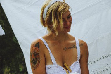 Kurutulmuş çamaşır. Genç, güzel, seksi bir kadın güneşli bir günde çamaşırlarını yıkar ve iç çamaşırlarını dışarı asar. siyah beyaz fotoğraf.