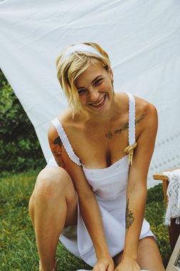 Kurutulmuş çamaşır. Genç, güzel, seksi bir kadın güneşli bir günde çamaşırlarını yıkar ve iç çamaşırlarını dışarı asar. siyah beyaz fotoğraf.