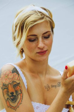 Kurutulmuş çamaşır. Genç, güzel, seksi bir kadın güneşli bir günde çamaşırlarını yıkar ve iç çamaşırlarını dışarı asar. siyah beyaz fotoğraf.