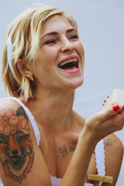 Kurutulmuş çamaşır. Genç, güzel, seksi bir kadın güneşli bir günde çamaşırlarını yıkar ve iç çamaşırlarını dışarı asar. siyah beyaz fotoğraf.