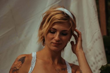 Kurutulmuş çamaşır. Genç, güzel, seksi bir kadın güneşli bir günde çamaşırlarını yıkar ve iç çamaşırlarını dışarı asar. siyah beyaz fotoğraf.